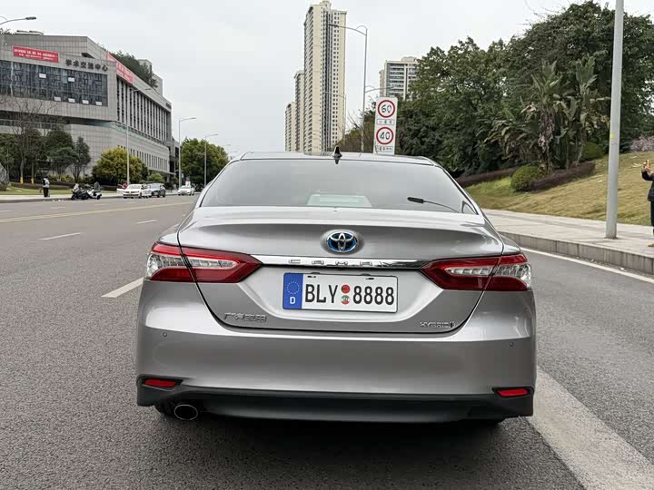 Фото 8 - Toyota Camry