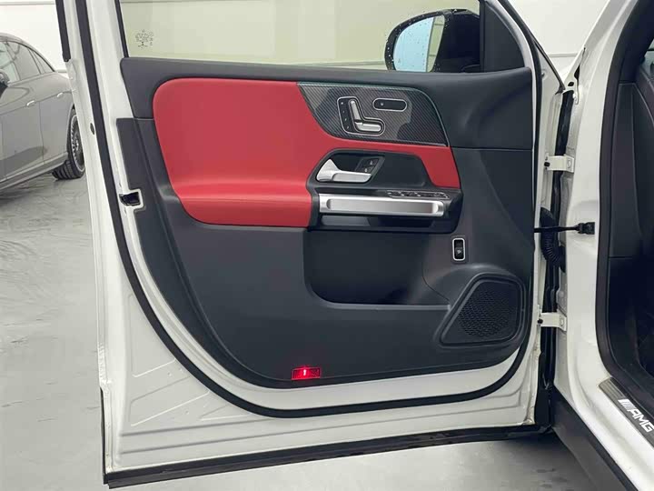 Фото 8 - Mercedes-Benz GLB-Class AMG