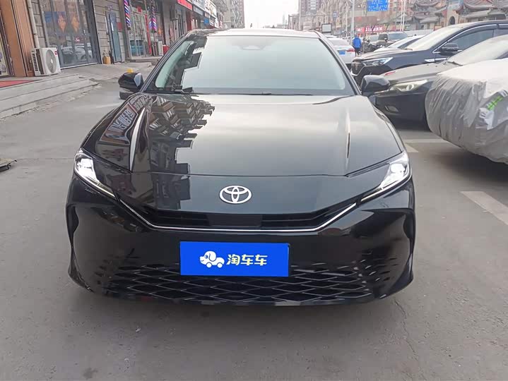 Фото 2 - Toyota Camry