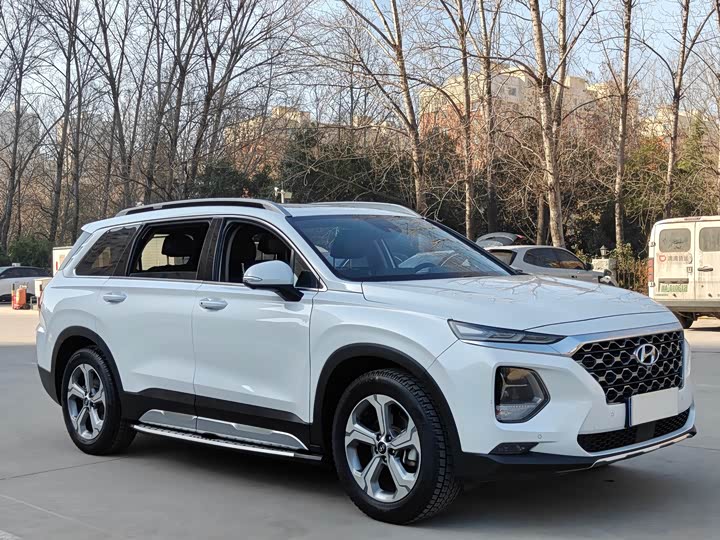 Фото 3 - Hyundai Santa Fe