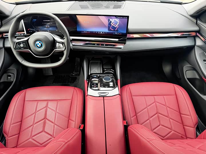 Фото 8 - BMW i5