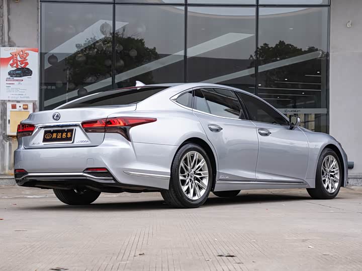 Фото 3 - Lexus LS