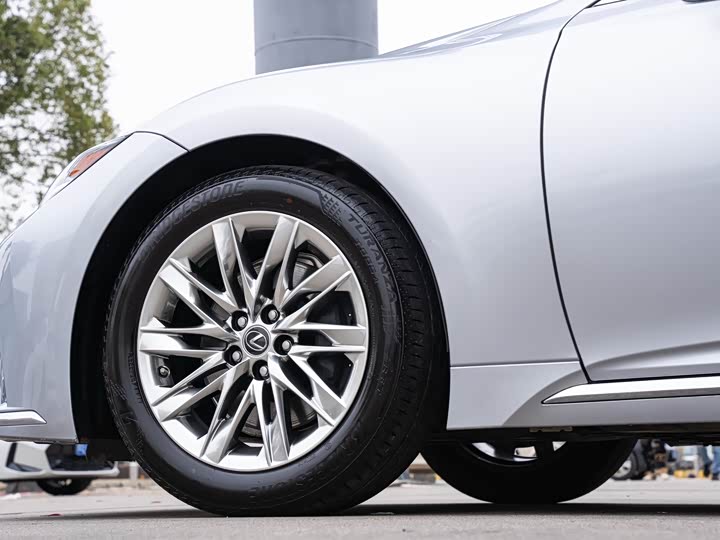 Фото 8 - Lexus LS