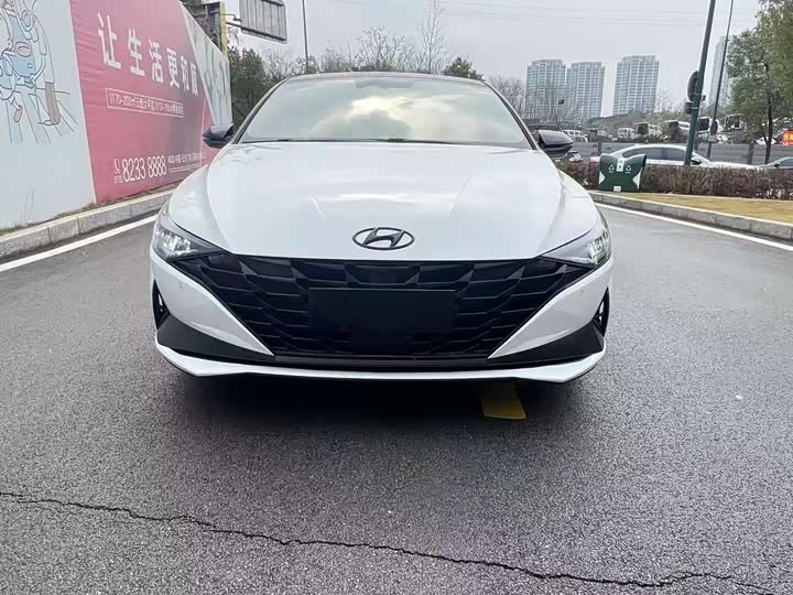 Photo 2 - Hyundai Elantra N line