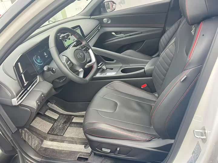 Photo 4 - Hyundai Elantra N line