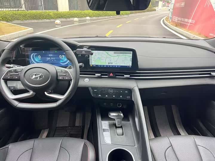 Photo 5 - Hyundai Elantra N line