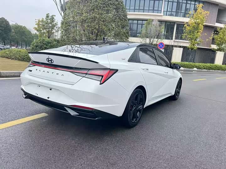 Photo 7 - Hyundai Elantra N line