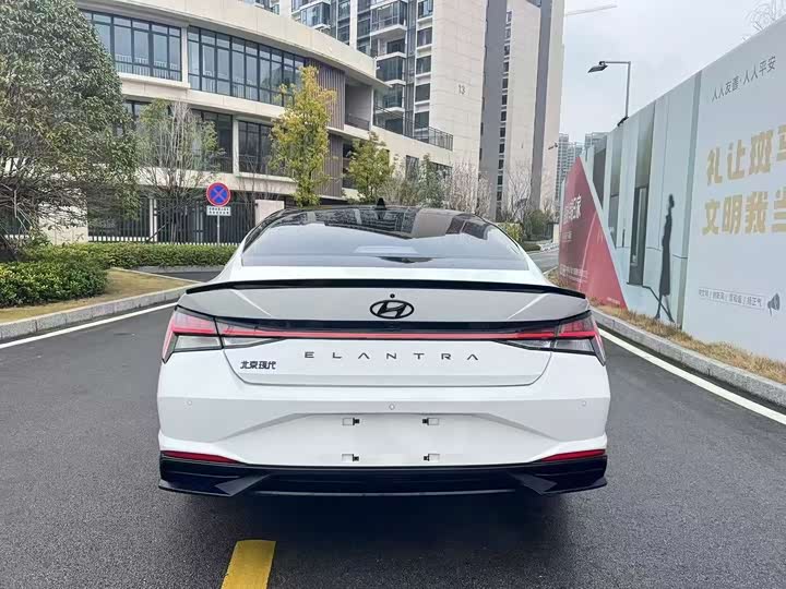 Photo 8 - Hyundai Elantra N line