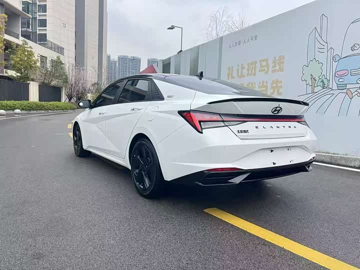 Photo 9 - Hyundai Elantra N line