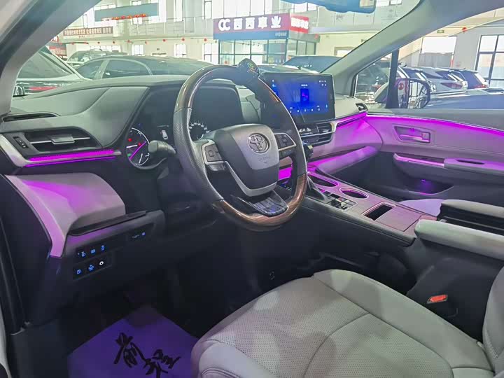 Photo 3 - Toyota Sienna