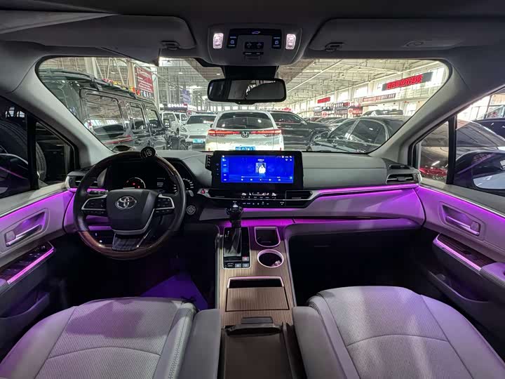 Photo 5 - Toyota Sienna