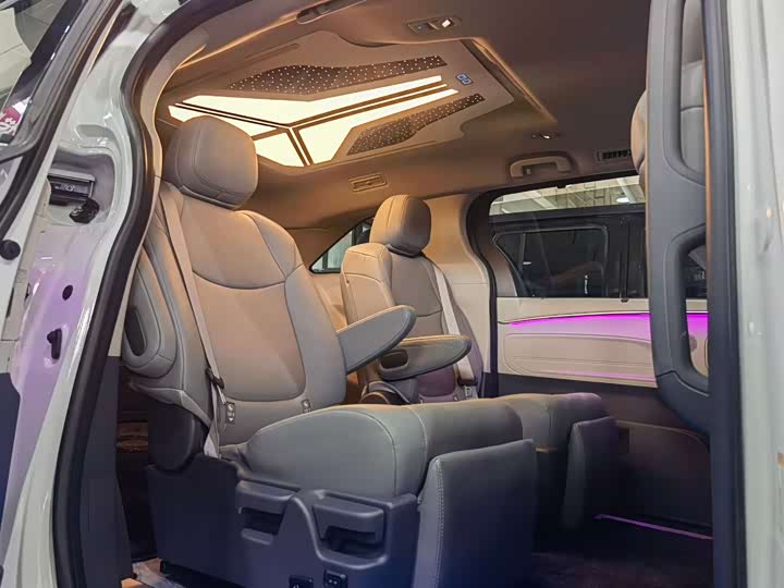 Photo 6 - Toyota Sienna