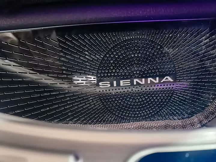 Photo 7 - Toyota Sienna