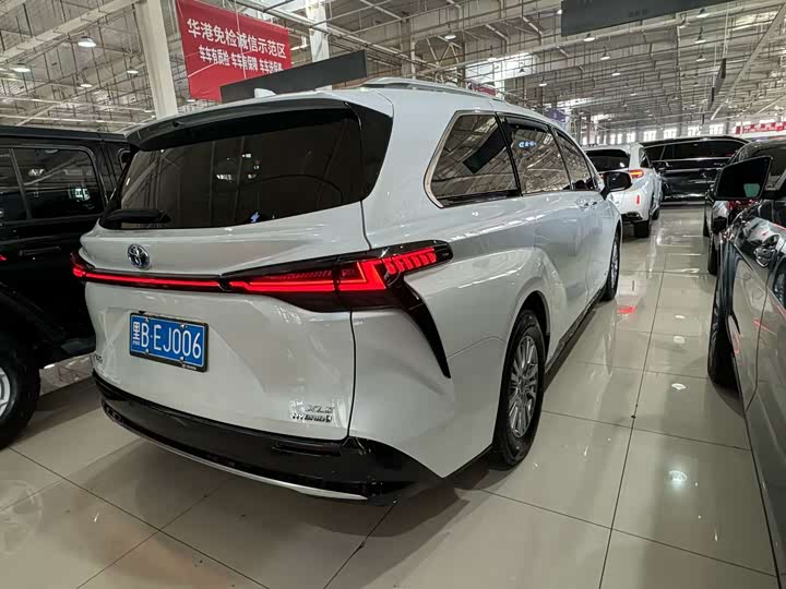 Photo 8 - Toyota Sienna