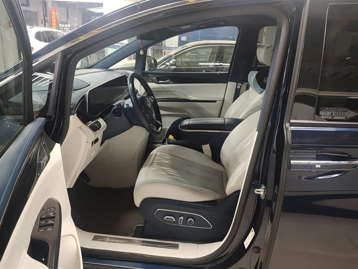 Фото 9 - Buick GL8 ES