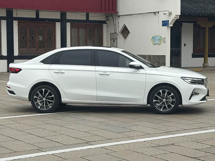 Фото 4 - Geely Emgrand