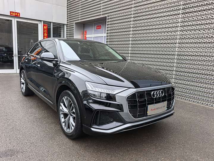 Фото 2 - Audi Q8
