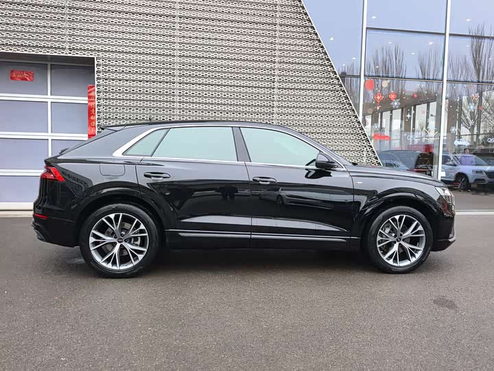 Фото 5 - Audi Q8
