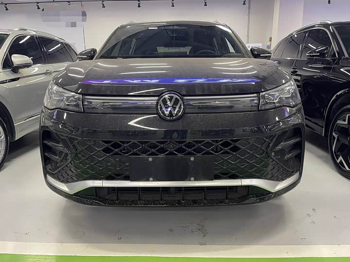Фото 2 - Volkswagen Tiguan L Pro