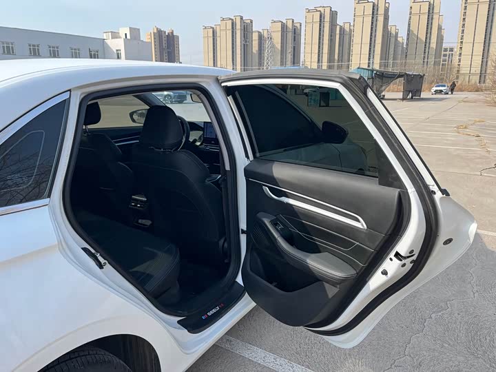 Фото 9 - Geely Emgrand