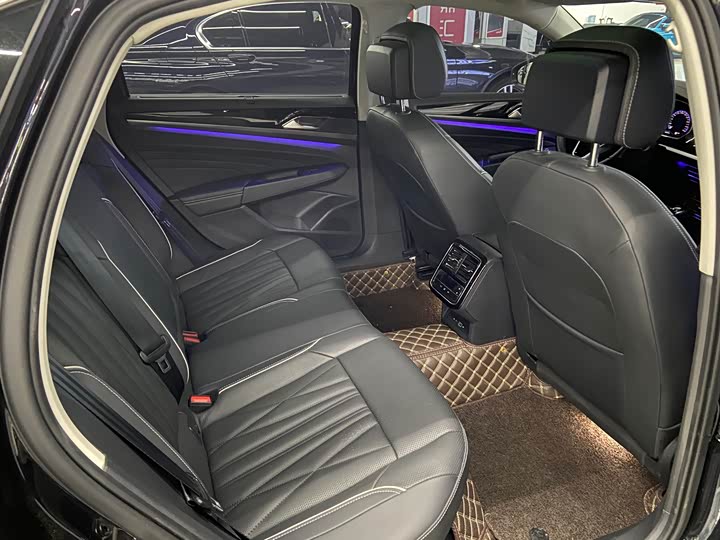 Фото 8 - Volkswagen Passat