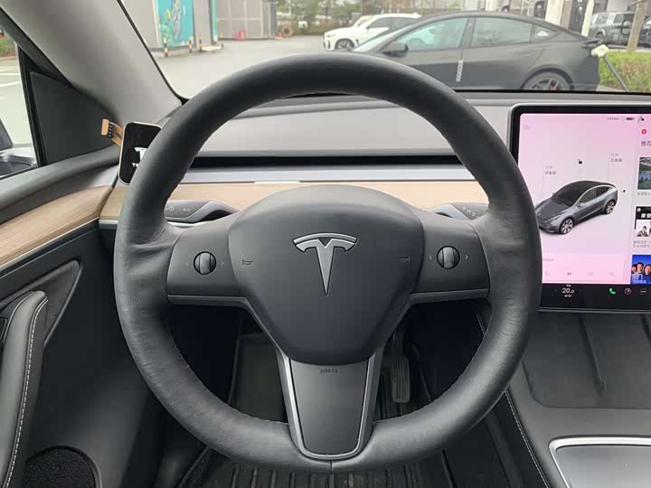 Photo 8 - Tesla Model Y