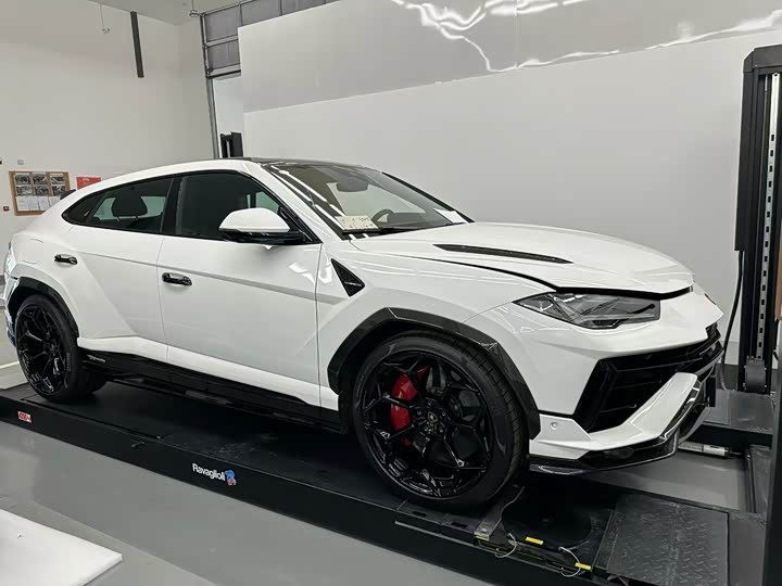 Фото 2 - Lamborghini Urus