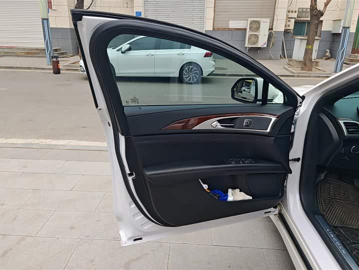 Photo 7 - Lincoln MKZ