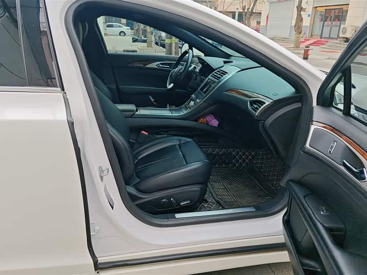 Photo 8 - Lincoln MKZ