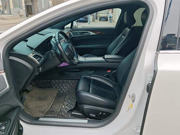 Photo 9 - Lincoln MKZ