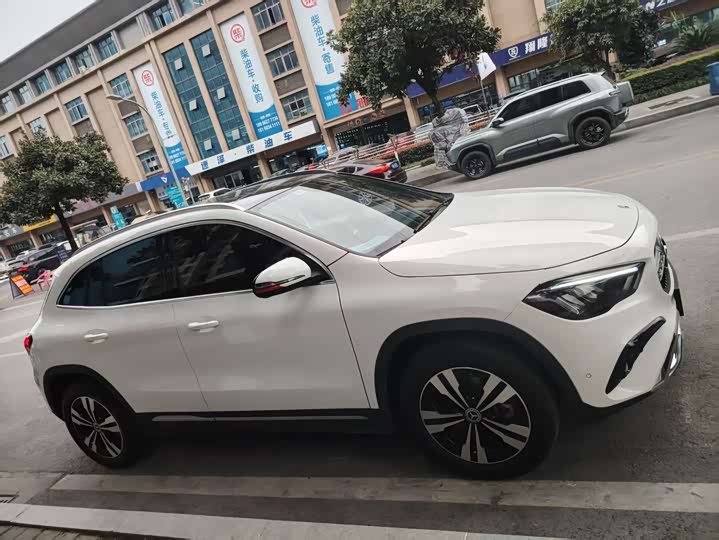 Photo 4 - Mercedes-Benz GLA-Class