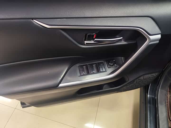 Фото 6 - Toyota RAV4