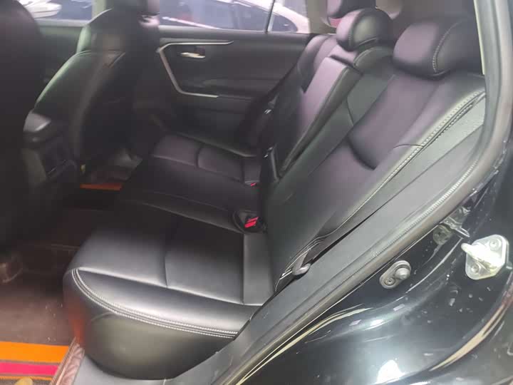 Фото 8 - Toyota RAV4