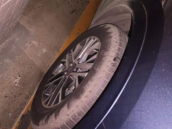 Photo 6 - Ford Escape