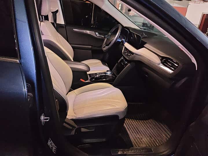 Photo 8 - Ford Escape