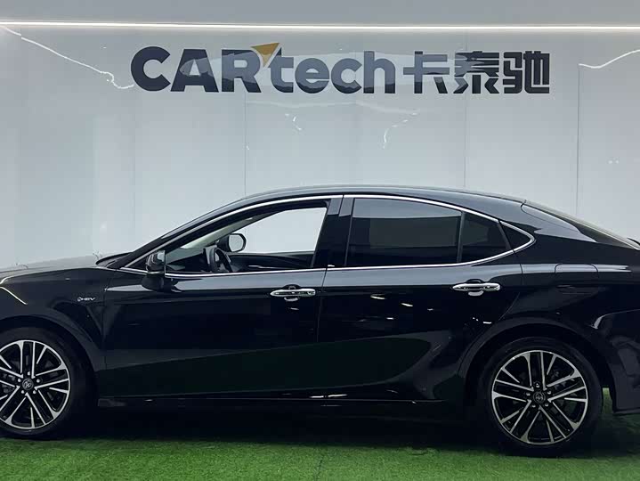 Фото 8 - Toyota Camry