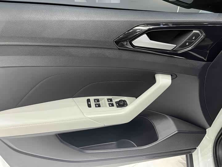 Photo 9 - Volkswagen Tharu