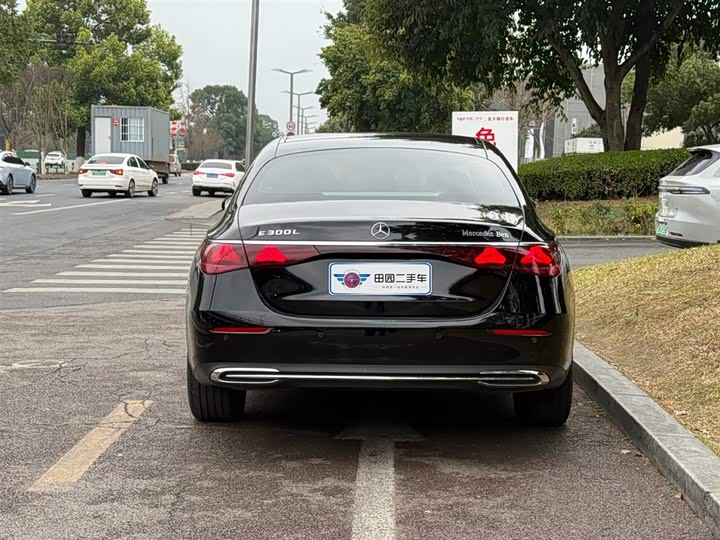 Photo 5 - Mercedes-Benz E-Class