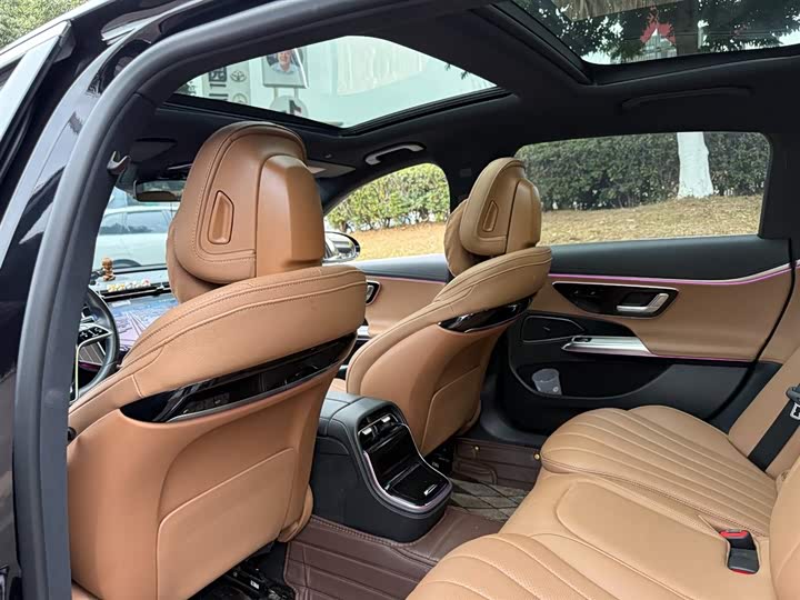 Photo 9 - Mercedes-Benz E-Class