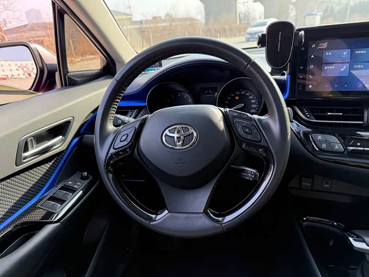 Фото 9 - Toyota C-HR