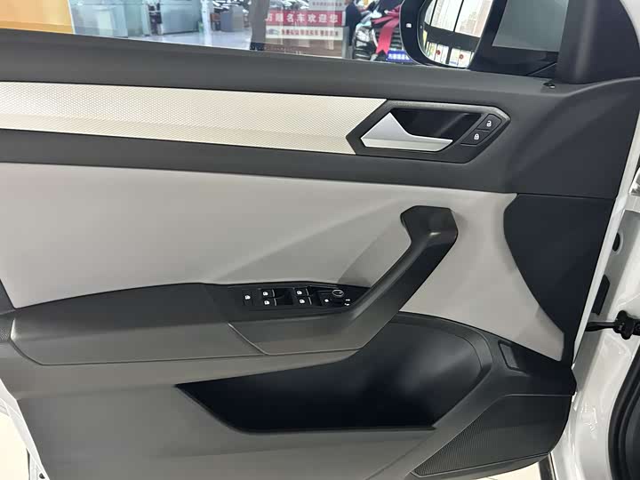 Фото 8 - Volkswagen T-Roc