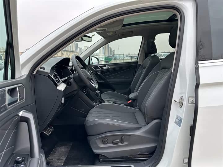 Фото 8 - Volkswagen Tiguan L Pro