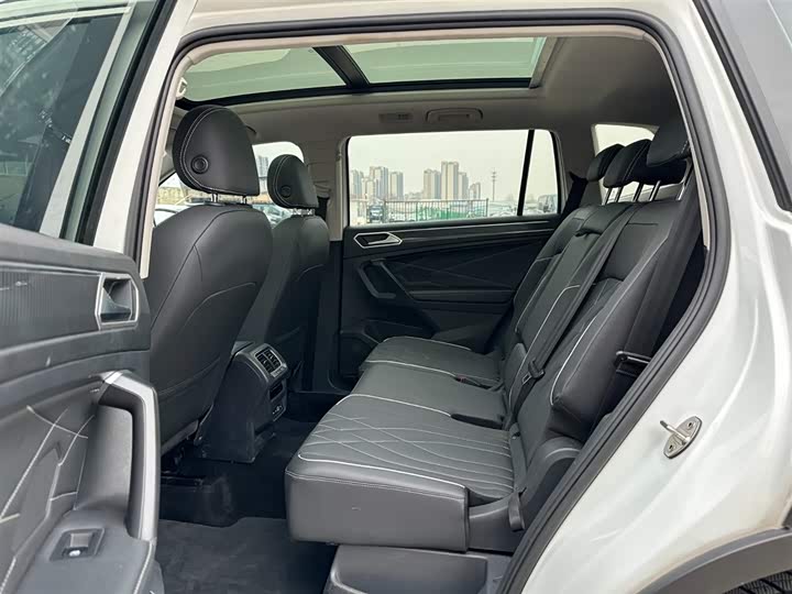 Фото 9 - Volkswagen Tiguan L Pro