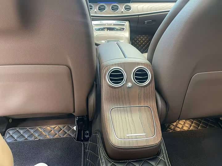 Фото 6 - Mercedes-Benz E-Class