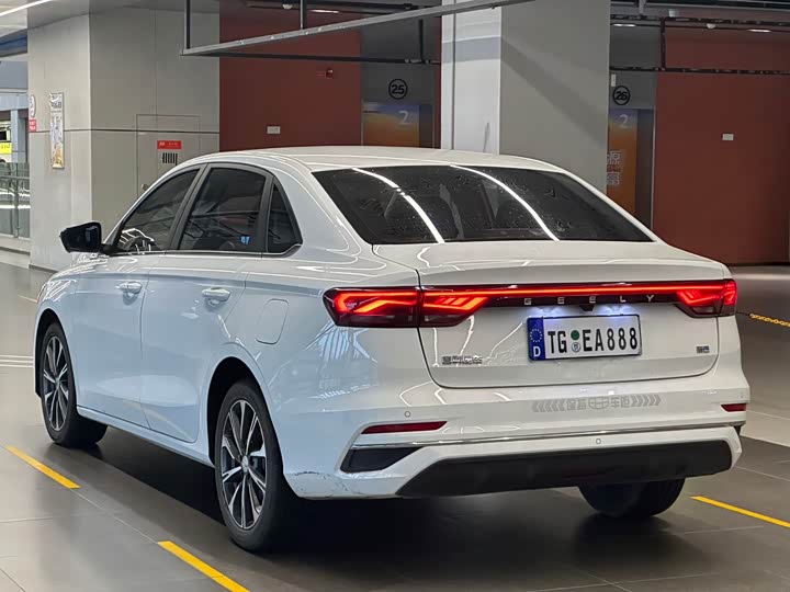 Фото 4 - Geely Emgrand