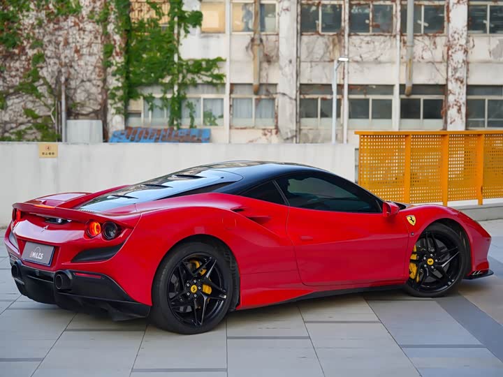 Фото 3 - Ferrari F8