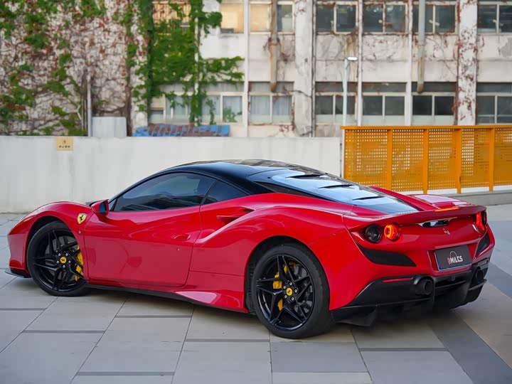 Фото 4 - Ferrari F8