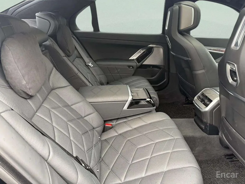 Фото 10 - BMW 7 Series