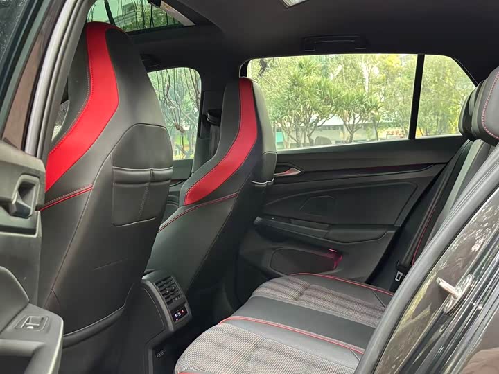 Фото 8 - Volkswagen Golf GTI