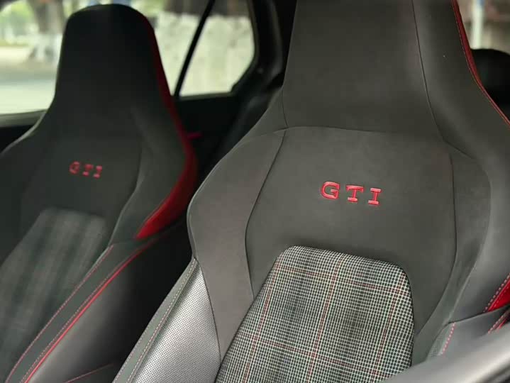 Фото 9 - Volkswagen Golf GTI